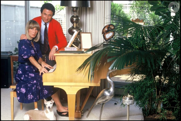 Michel Drucker avec son épouse Dany Saval chez eux en 1986.