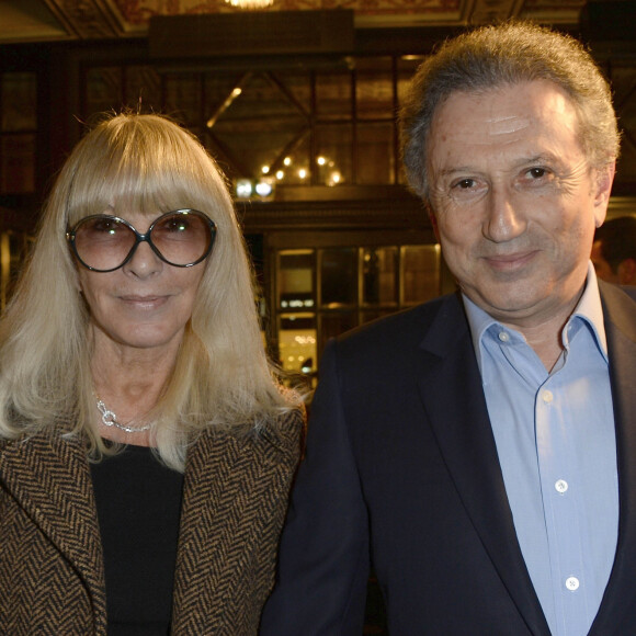 Pendant plusieurs mois, Michel Drucker a manqué à ses fidèles téléspectateurs ! Mais le voilà de retour à l'antenne.
Dany Saval et son mari Michel Drucker - Première de la comédie musicale "La Belle et la Bête" avec Vincent Niclo dans le rôle de la Bête au théâtre Mogador à Paris.