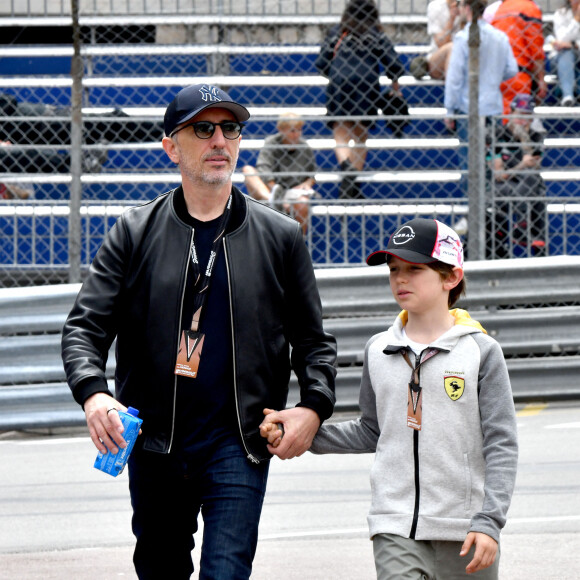 Gad Elmaleh et son fils Raphaël durant le 6eme Monaco E-Prix à Monaco, le 6 mai 2023. Nick Cassidy (Envision Racing) s'est imposé à Monaco devant le Néo-Zélandais Mitch Evans (Jaguar TCS Racing), arrivé second, et le Britannique Jake Dennis (Avalanche Andretti), 3eme. Nick Cassidy prend la tête du championnat. Le championnat de Formule E est une compétition automobile, organisée par la FIA, mettant en scène uniquement des monoplaces 100% électriques. Le premier E Grand Prix a eu lieu à Pekin en septembre 2014. © Bruno Bebert/Bestimage 