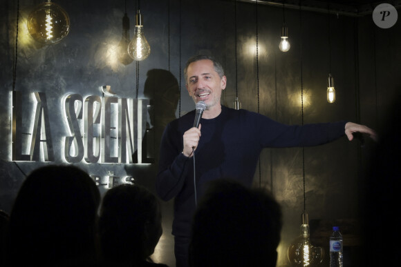 Exclusif - Gad Elmaleh reste en contact avec son public en jouant dans quelques Comedy Clubs parisiens, et en profite pour tester ses nouveaux textes, La Scène Barbes. Le 23 avril 2023 © Jack Tribeca / Bestimage 