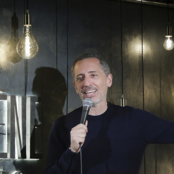 Exclusif - Gad Elmaleh reste en contact avec son public en jouant dans quelques Comedy Clubs parisiens, et en profite pour tester ses nouveaux textes, La Scène Barbes. Le 23 avril 2023 © Jack Tribeca / Bestimage 