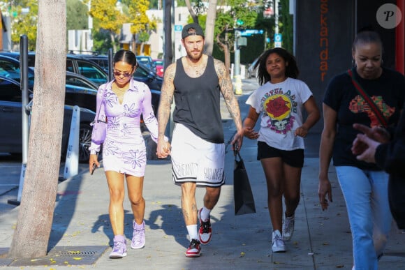 Mais la présence de Violet montre que la jeune fille est très proche de son beau-père.
Exclusif - Christina Milian fait du shopping avec sa fille Violet et son mari Matt Pokora (M. Pokora) à Los Angeles le 6 avril 2022. 