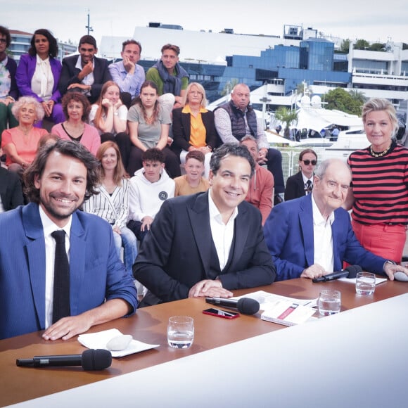 Anne-Elisabeth Lemoine et ses collègues retrouveront d'ailleurs l'antenne le 4 septembre prochain. 
Exclusif - Bertrand Chameroy, Patrick Cohen, Pierre Lescure, Anne-Elisabeth Lemoine - Emission "C à vous" à l'occasion de la présentation des films "Strange Way Of Life" et "Le règne Animal" lors du 76ème Festival International du Film de Cannes le 18 mai 2023. © Jack Tribeca / Bestimage 