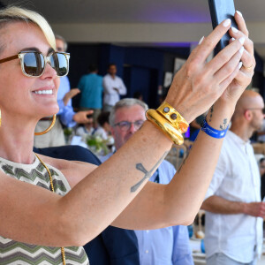 Exclusif - Laeticia Hallyday dans l'Espace VIP lors de la 9ème édition du "Longines Paris Eiffel Jumping" au Champ de Mars à Paris, France, le 25 juin 2023. © Perusseau-Veeren/Bestimage 