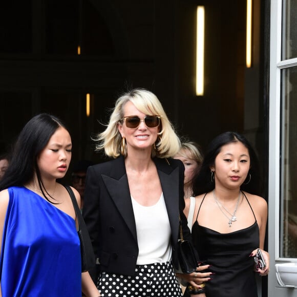 Laeticia Hallyday et ses filles Jade et Joy à leur arrivée au mariage de Claude Lelouch à la mairie du 18ème à Paris. Le 17 juin 2023