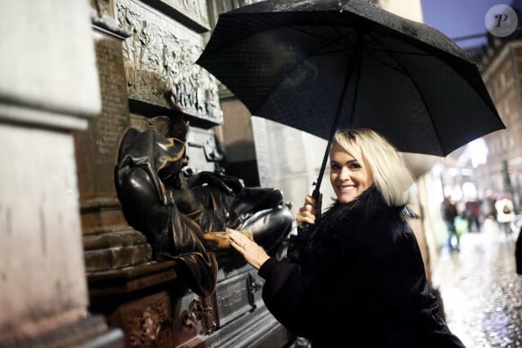 Exclusif - Laeticia Hallyday et son compagnon Jalil Lespert, accompagnés de Jade et Joy sont allés rendre visite au Manneken-Pis qui a été rhabillé en hommage à Johnny Hallyday à Bruxelles le 20 décembre 2022. © Dominique Jacovides / Bestimage 