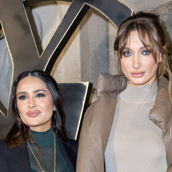 Mathile compare sa belle-mère à une "bougie" dont la flamme l'apaise. 
Salma Hayek, Mathilde Pinault - Photocall du défilé de mode prêt-à-porter automne-hiver 2023/2024 "Saint Laurent" lors de la Fashion Week de Paris, le 28 février 2023. 