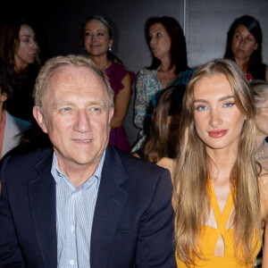 Eiza Gonzalez et François-Henri Pinault et sa fille Mathilde, Gad Elmaleh - Les célébrités au photocall du défilé de mode Haute-Couture automne-hiver 2022-2023 "Giambattista Valli" à Paris, le 4 juillet 2022.