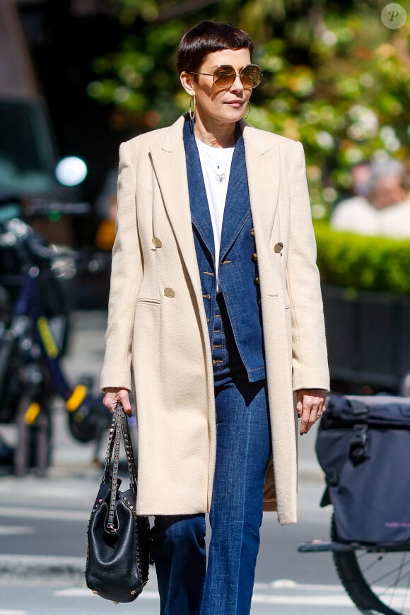 Exclusif - Cristina Córdula se promène sur l'Avenue Montaigne à Paris, France, le 4 avril 2023. 