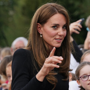 Mais d'après "The Mirror", Kate Middleton veut y rémedier.
La princesse de Galles Kate Catherine Middleton à la rencontre de la foule devant le château de Windsor, suite au décès de la reine Elisabeth II d'Angleterre. Le 10 septembre 2022 