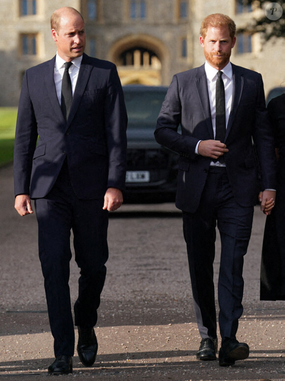 le prince Harry et son frère William sont en froid.
Le prince de Galles William et le prince Harry, duc de Sussex à la rencontre de la foule devant le château de Windsor, suite au décès de la reine Elisabeth II d'Angleterre.
