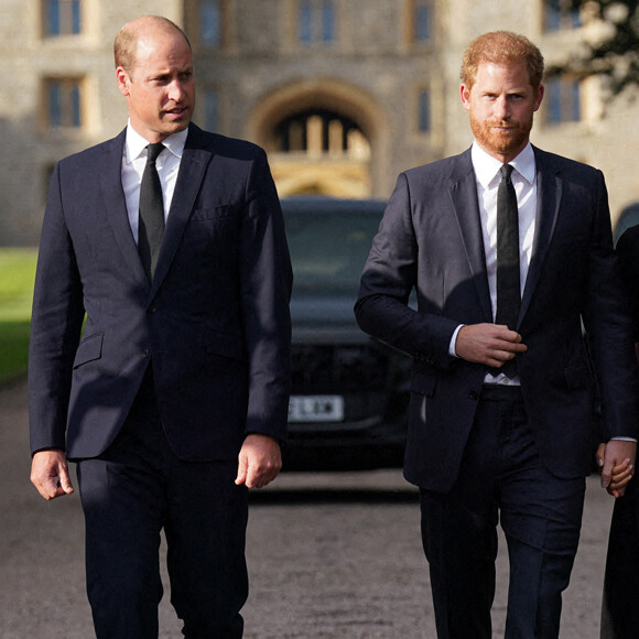 le prince Harry et son frère William sont en froid.
Le prince de Galles William et le prince Harry, duc de Sussex à la rencontre de la foule devant le château de Windsor, suite au décès de la reine Elisabeth II d'Angleterre.