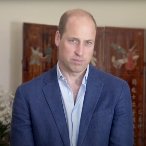 En organisant des retrouvailles entre eux à Balmoral,
Le prince William lors des Diana Awards