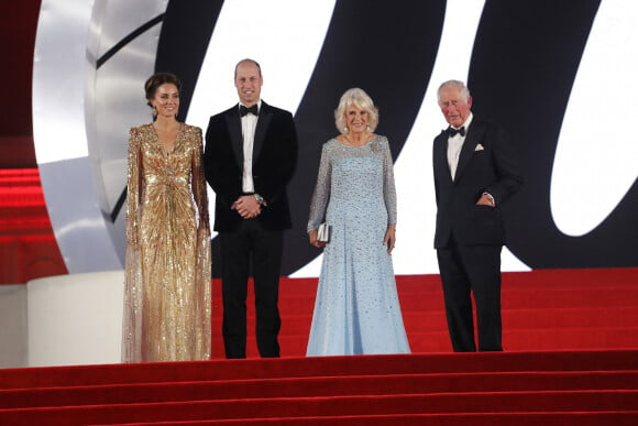 Catherine Kate Middleton, duchesse de Cambridge, le prince William, duc de Cambridge, Camilla Parker Bowles, duchesse de Cornouailles, le prince Charles, prince de Galles - Avant-première mondiale du film "James Bond - Mourir peut attendre (No Time to Die)" au Royal Albert Hall à Londres le 28 septembre 2021.