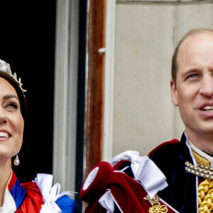 Le prince William, prince de Galles, et Catherine (Kate) Middleton, princesse de Galles, Le prince Louis de Galles - La famille royale britannique salue la foule sur le balcon du palais de Buckingham lors de la cérémonie de couronnement du roi d'Angleterre à Londres, le 6 mai 2023. 
