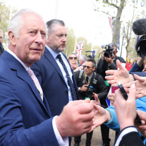 Le roi Charles III d'Angleterre rencontre des sympathisants lors d'une promenade à l'extérieur du palais de Buckingham à Londres