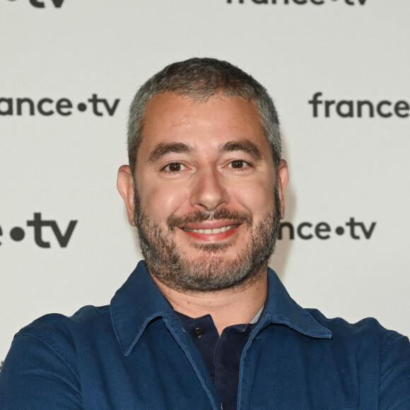 Ali Baddou au photocall pour la conférence de presse de rentrée de France TV à la Grande Halle de la Villette à Paris, France, le 6 juillet 2022. © Coadic Guirec/Bestimage 