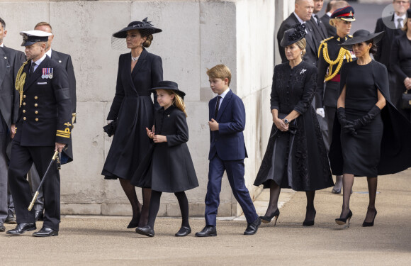 Kate Catherine Middleton, princesse de Galles (robe Alexander McQueen), la princesse Charlotte et le prince George de Galles, la comtesse Sophie de Wessex, Meghan Markle, duchesse de Sussex (robe Stella McCartney) - Procession du cercueil de la reine Elizabeth II d'Angleterre de l'Abbaye de Westminster à Wellington Arch à Hyde Park Corner. Le 19 septembre 2022 