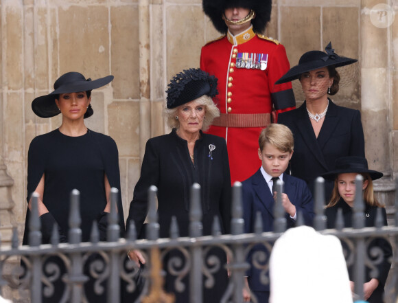 Meghan Markle, duchesse de Sussex, la reine consort Camilla Parker Bowles, le prince George, la princesse Charlotte et Kate Catherine Middleton, princesse de Galles - Sorties du service funéraire à l'Abbaye de Westminster pour les funérailles d'Etat de la reine Elizabeth II d'Angleterre le 19 septembre 2022. 