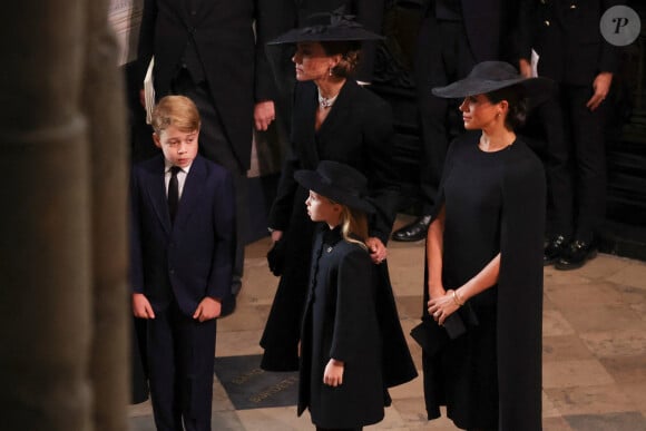 Catherine (Kate) Middleton, princesse de Galles, Le prince George de Galles, La princesse Charlotte de Galles, Meghan Markle, duchesse de Sussex - Service funéraire à l'Abbaye de Westminster pour les funérailles d'Etat de la reine Elizabeth II d'Angleterre. Le sermon est délivré par l'archevêque de Canterbury Justin Welby (chef spirituel de l'Eglise anglicane) au côté du doyen de Westminster David Hoyle. Londres, le 19 septembre 2022. © Phil Noble / PA via Bestimage 