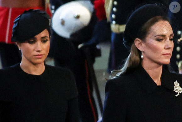 Meghan Markle, duchesse de Sussex, Catherine (Kate) Middleton, princesse de Galles - Intérieur - Procession cérémonielle du cercueil de la reine Elisabeth II du palais de Buckingham à Westminster Hall à Londres, où les Britanniques et les touristes du monde entier pourront lui rendre hommage jusqu'à ses obsèques prévues le 19 septembre 2022. Le 14 septembre 2022. 