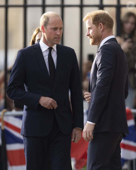 Le prince de Galles William, le prince Harry, duc de Sussex à la rencontre de la foule devant le château de Windsor, suite au décès de la reine Elisabeth II d'Angleterre. Le 10 septembre 2022 