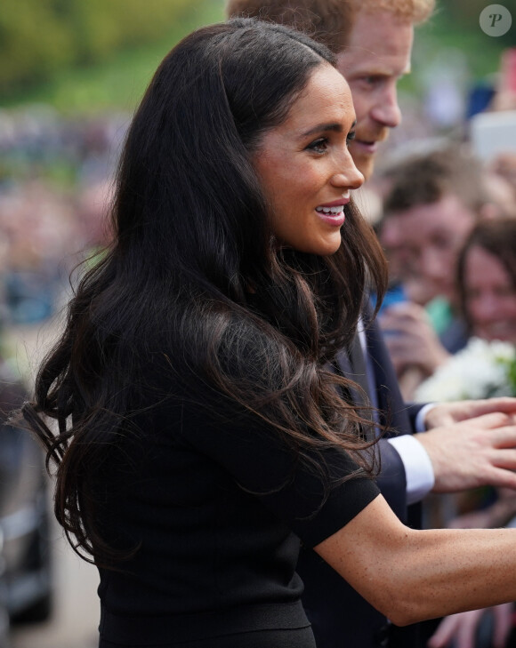 Le prince Harry, duc de Sussex et Meghan Markle, duchesse de Sussex à la rencontre de la foule devant le château de Windsor, suite au décès de la reine Elisabeth II d'Angleterre. Le 10 septembre 2022 