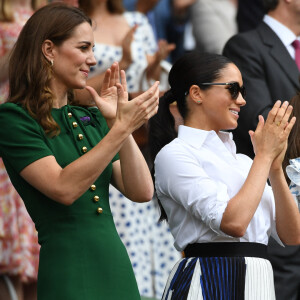 Elle est en effet devenue princesse, et passe au dessus de Meghan Markle.
Catherine (Kate) Middleton, duchesse de Cambridge, Meghan Markle, duchesse de Sussex, sont dans les tribunes lors de la finale femme de Wimbledon "Serena Williams - Simona Halep (2/6 - 2/6) à Londres le 13 juillet 2019. © Chryslène Caillaud / Panoramic / Bestimage 