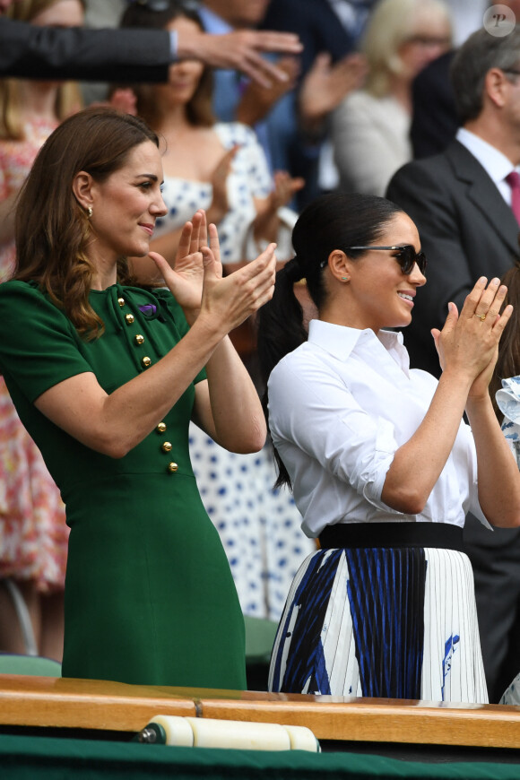 Elle est en effet devenue princesse, et passe au dessus de Meghan Markle.
Catherine (Kate) Middleton, duchesse de Cambridge, Meghan Markle, duchesse de Sussex, sont dans les tribunes lors de la finale femme de Wimbledon "Serena Williams - Simona Halep (2/6 - 2/6) à Londres le 13 juillet 2019. © Chryslène Caillaud / Panoramic / Bestimage 