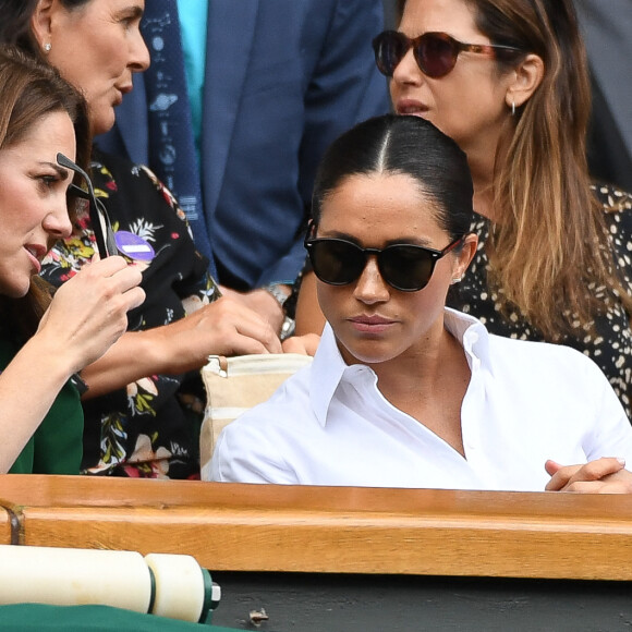 Catherine (Kate) Middleton, duchesse de Cambridge, Meghan Markle, duchesse de Sussex, sont dans les tribunes lors de la finale femme de Wimbledon "Serena Williams - Simona Halep (2/6 - 2/6) à Londres le 13 juillet 2019. © Chryslène Caillaud / Panoramic / Bestimage 