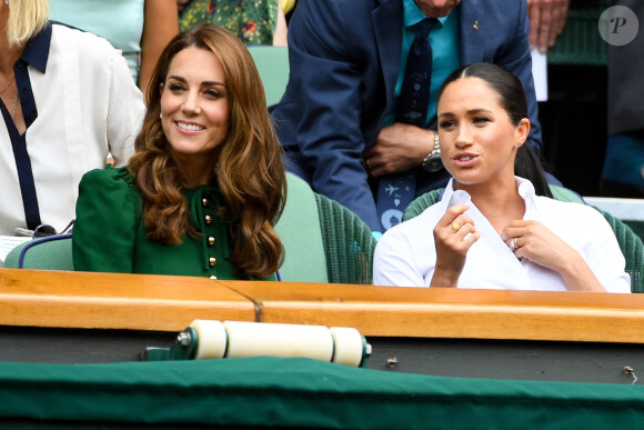 Catherine (Kate) Middleton, duchesse de Cambridge, Meghan Markle, duchesse de Sussex, sont dans les tribunes lors de la finale femme de Wimbledon "Serena Williams - Simona Halep (2/6 - 2/6) à Londres le 13 juillet 2019. © Chryslène Caillaud / Panoramic / Bestimage 