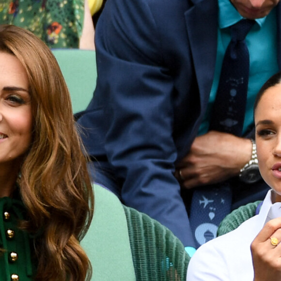 Catherine (Kate) Middleton, duchesse de Cambridge, Meghan Markle, duchesse de Sussex, sont dans les tribunes lors de la finale femme de Wimbledon "Serena Williams - Simona Halep (2/6 - 2/6) à Londres le 13 juillet 2019. © Chryslène Caillaud / Panoramic / Bestimage 