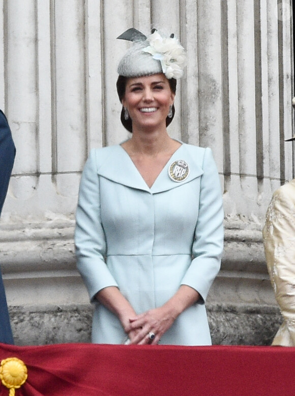 Kate Catherine Middleton, duchesse de Cambridge - La famille royale d'Angleterre lors de la parade aérienne de la RAF pour le centième anniversaire au palais de Buckingham à Londres. Le 10 juillet 2018 