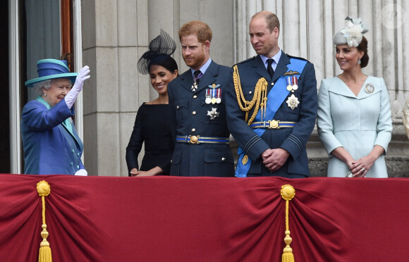 La reine Elisabeth II d'Angleterre, Meghan Markle, duchesse de Sussex (habillée en Dior Haute Couture par Maria Grazia Chiuri), le prince Harry, duc de Sussex, le prince William, duc de Cambridge, Kate Catherine Middleton, duchesse de Cambridge - La famille royale d'Angleterre lors de la parade aérienne de la RAF pour le centième anniversaire au palais de Buckingham à Londres. Le 10 juillet 2018 