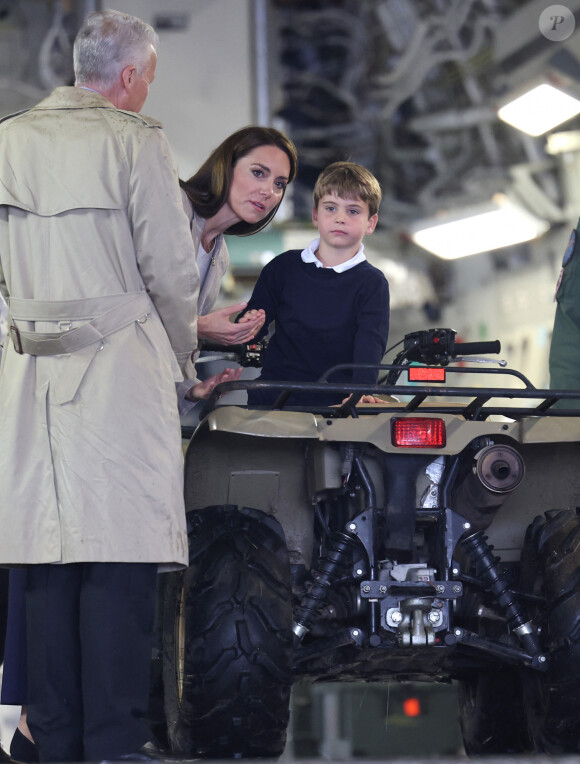 Le prince William, prince de Galles, et Catherine (Kate) Middleton, princesse de Galles, avec leurs enfants le prince George de Galles, et la princesse Charlotte de Galles, lors d'une visite au Royal International Air Tattoo (RIAT) à RAF Fairford, le 14 juillet 2023. 