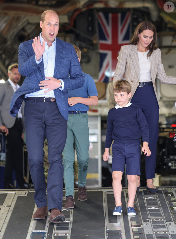 Le prince William, prince de Galles, et Catherine (Kate) Middleton, princesse de Galles, avec leurs enfants le prince George de Galles, et la princesse Charlotte de Galles, lors d'une visite au Royal International Air Tattoo (RIAT) à RAF Fairford, le 14 juillet 2023. 