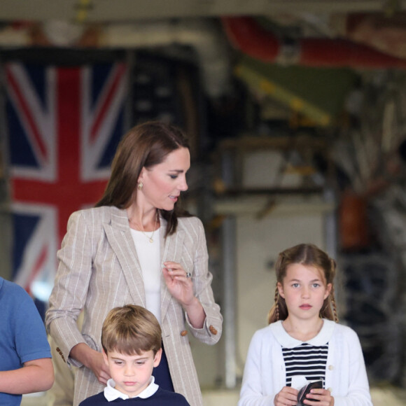 Le prince William, prince de Galles, et Catherine (Kate) Middleton, princesse de Galles, avec leurs enfants le prince George de Galles, et la princesse Charlotte de Galles, lors d'une visite au Royal International Air Tattoo (RIAT) à RAF Fairford, le 14 juillet 2023. 