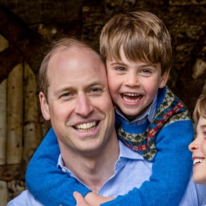 Un stratagème déjà adopté par leur frère et Harry lorsqu'ils étaient jeunes. 
Le prince William, prince de Galles avec ses enfants Charlotte, Louis et George au domaine de Windsor début 2023. Photos officielle pour illustrer la fête des pères. © Millie Pilkington / PA Photo via Bestimage 