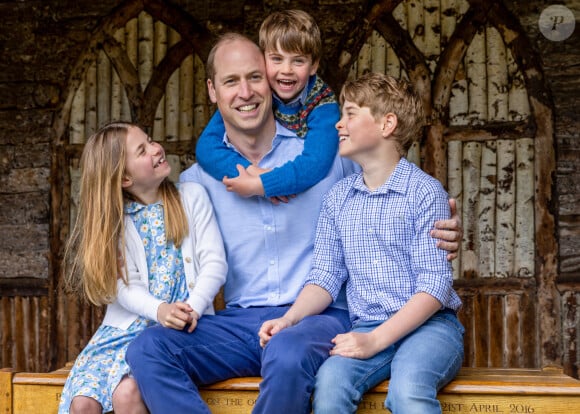 Un stratagème déjà adopté par leur frère et Harry lorsqu'ils étaient jeunes. 
Le prince William, prince de Galles avec ses enfants Charlotte, Louis et George au domaine de Windsor début 2023. Photos officielle pour illustrer la fête des pères. © Millie Pilkington / PA Photo via Bestimage 