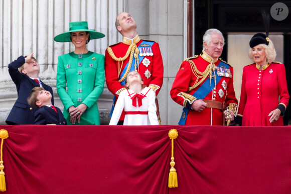 Le prince George, le prince Louis, la princesse Charlotte, Kate Catherine Middleton, princesse de Galles, le prince William de Galles, le roi Charles III, la reine consort Camilla Parker Bowles - La famille royale d'Angleterre sur le balcon du palais de Buckingham lors du défilé "Trooping the Colour" à Londres. Le 17 juin 2023