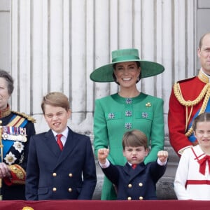 Les trois enfants se font tout simplement appeler Wales, et jamais par leur titre.
La princesse Anne, le prince George, le prince Louis, la princesse Charlotte, Kate Catherine Middleton, princesse de Galles, le prince William de Galles - La famille royale d'Angleterre sur le balcon du palais de Buckingham lors du défilé "Trooping the Colour" à Londres. Le 17 juin 2023