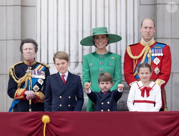 Les trois enfants se font tout simplement appeler Wales, et jamais par leur titre.
La princesse Anne, le prince George, le prince Louis, la princesse Charlotte, Kate Catherine Middleton, princesse de Galles, le prince William de Galles - La famille royale d'Angleterre sur le balcon du palais de Buckingham lors du défilé "Trooping the Colour" à Londres. Le 17 juin 2023