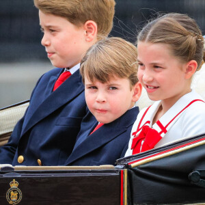 Les princes George, Louis et Charlotte ont adopté une stratégie pour rester incognito à l'école.
Le prince George, le prince Louis, la princesse Charlotte de Galles - La famille royale d'Angleterre lors du défilé "Trooping the Colour" à Londres. 