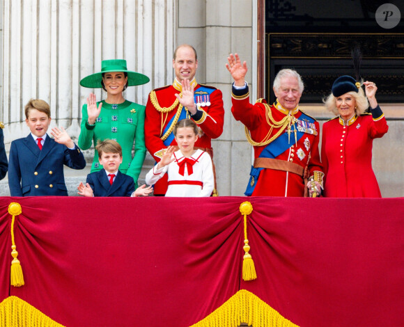 Le prince George, le prince Louis, la princesse Charlotte, Kate Catherine Middleton, princesse de Galles, le prince William de Galles, le roi Charles III, la reine consort Camilla Parker Bowles - La famille royale d'Angleterre sur le balcon du palais de Buckingham lors du défilé "Trooping the Colour" à Londres. Le 17 juin 2023