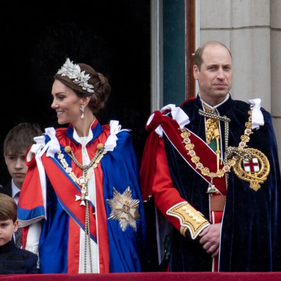 Le prince George de Galles, le prince William, prince de Galles, Catherine (Kate) Middleton, princesse de Galles, la princesse Charlotte de Galles, le prince Louis de Galles, Sophie, duchesse d'Edimbourg, Le prince Edward, duc d'Edimbour - La famille royale britannique salue la foule sur le balcon du palais de Buckingham lors de la cérémonie de couronnement du roi d'Angleterre à Londres le 5 mai 2023. 