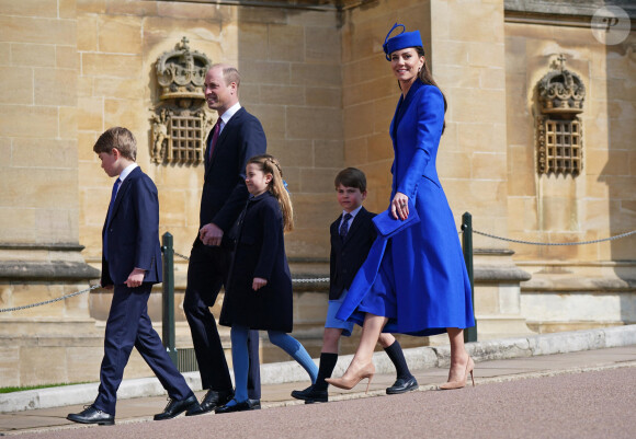 Le prince William, prince de Galles, Catherine (Kate) Middleton, princesse de Galles, le prince George, la princesse Charlotte et le prince Louis - La famille royale du Royaume Uni arrive à la chapelle Saint George pour la messe de Pâques au château de Windsor le 9 avril 2023. 