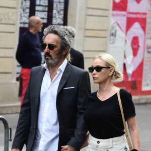 Emmanuelle Béart et son mari Frédéric Chaudier - Arrivées des célébrités aux obsèques de Jane Birkin en l'église Saint-Roch à Paris. Le 24 juillet 2023 © Jacovides-KD Niko / Bestimage