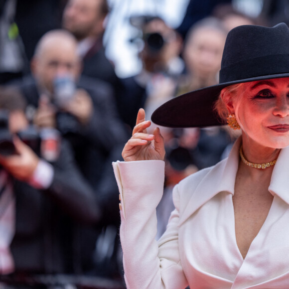 "Quelqu'un qui ne l'a pas vécu... je pense que ça n'arrive pas au cerveau", dit-elle dans "ELLE"
Emmanuelle Béart - Montée des marches du film « Jeanne du Barry » pour la cérémonie d’ouverture du 76ème Festival International du Film de Cannes, au Palais des Festivals à Cannes. Le 16 mai 2023 © Olivier Borde / Bestimage