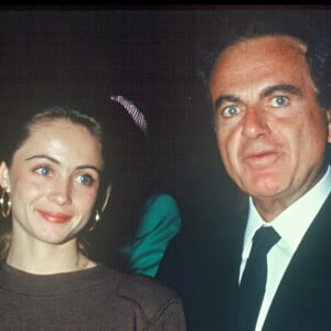 Emmanuelle Béart et son père Guy Béart lors de la première de "Jean de Florette" à Paris en 1986