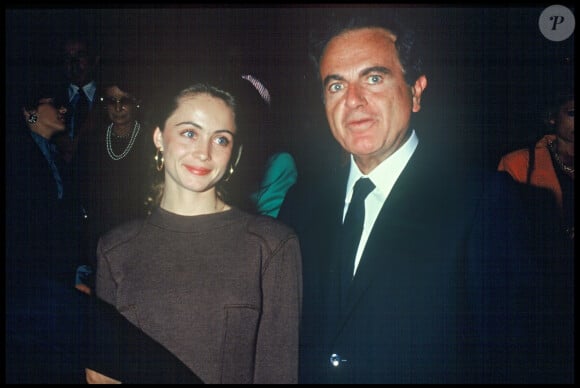 Emmanuelle Béart et son père Guy Béart lors de la première de "Jean de Florette" à Paris en 1986